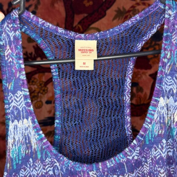 Loose-Fitted Lacey Tank Top - Picture 3 of 3